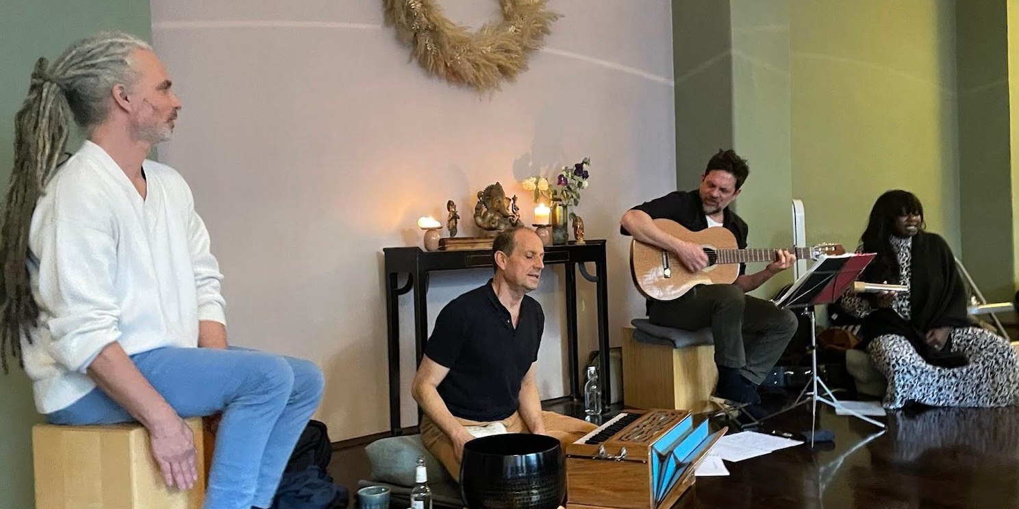 Eine Gruppe, bestehend aus vier Personen mit verschiedenen Instrumenten musizieren gemeinsam